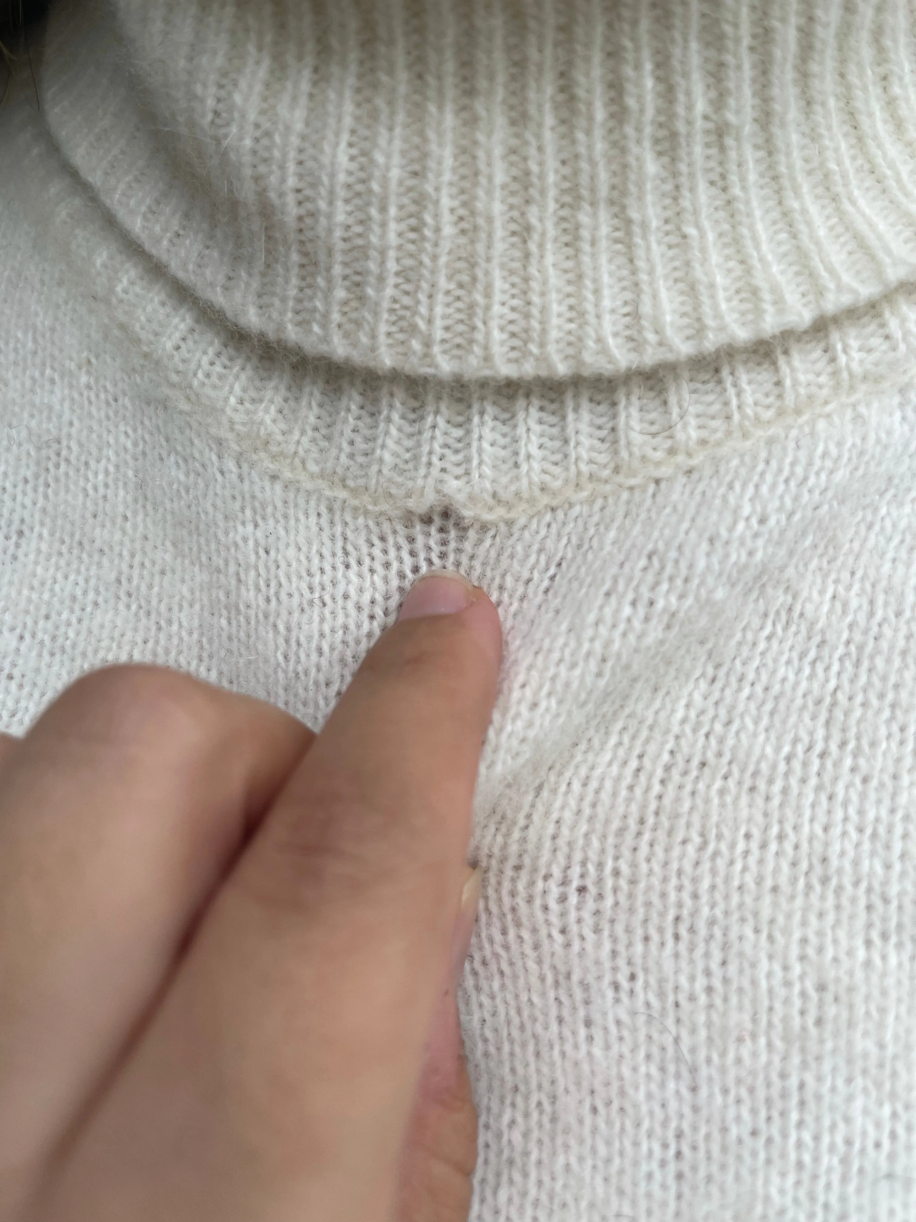 80s Ultra Soft Cozy Cream Turtleneck - M/L